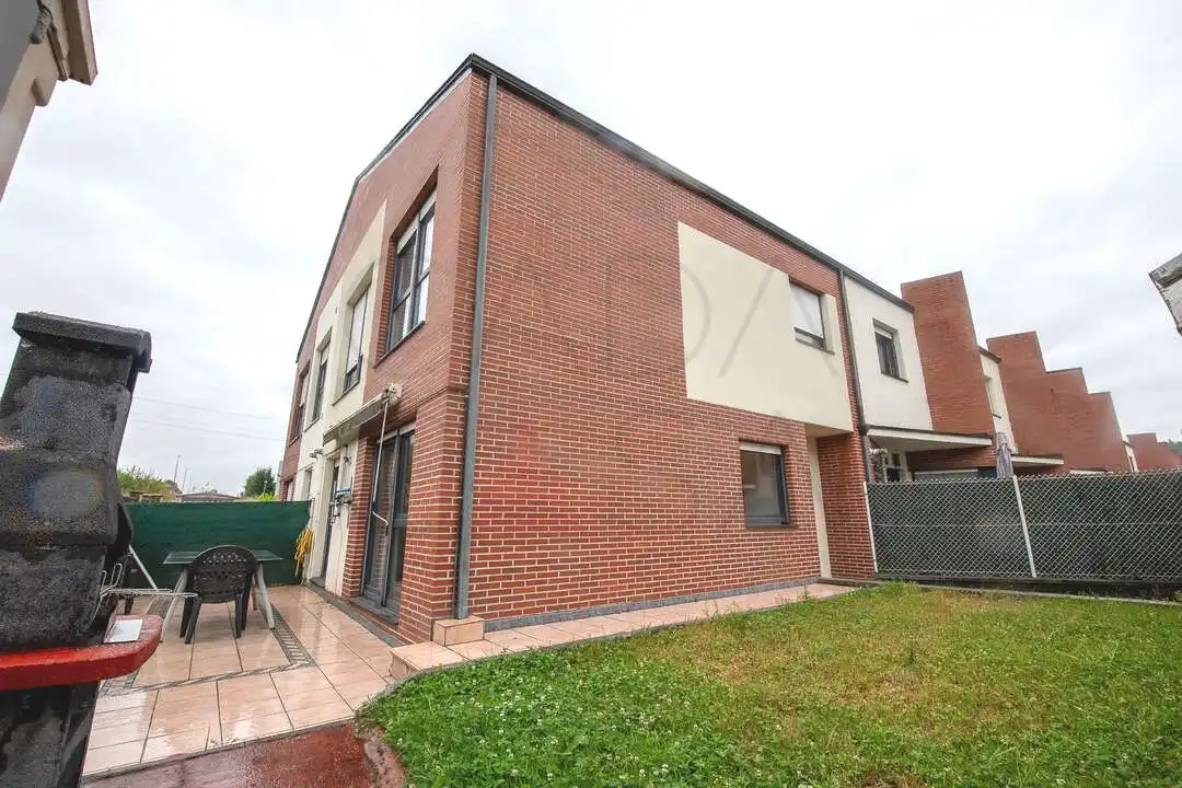 Vista exterior de Casa adosada en venta en Piélagos con Calefacción, Jardín privado y Terraza