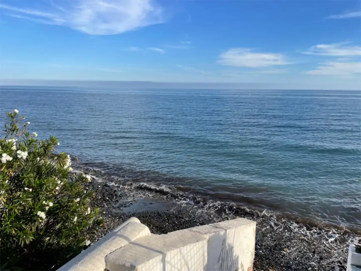Vista exterior de Casa adosada en venda en Estepona amb Aire condicionat, Piscina i Balcó