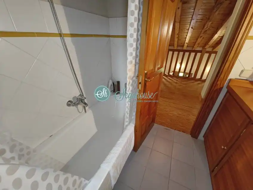 Baño de Casa o chalet en venta en Palazuelos de Eresma con Calefacción, Terraza y Amueblado