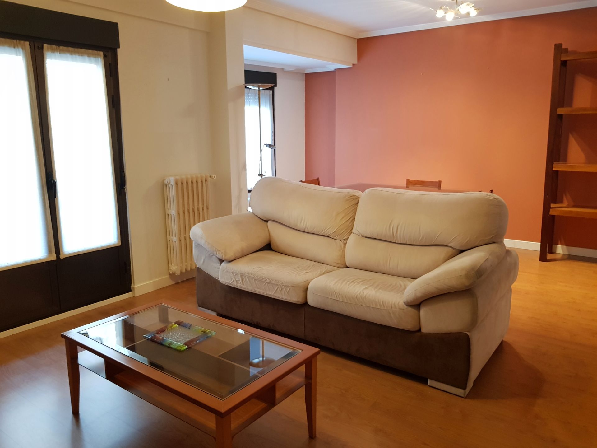 Sala d'estar de Pis en venda en León Capital  amb Calefacció, Parquet i Terrassa