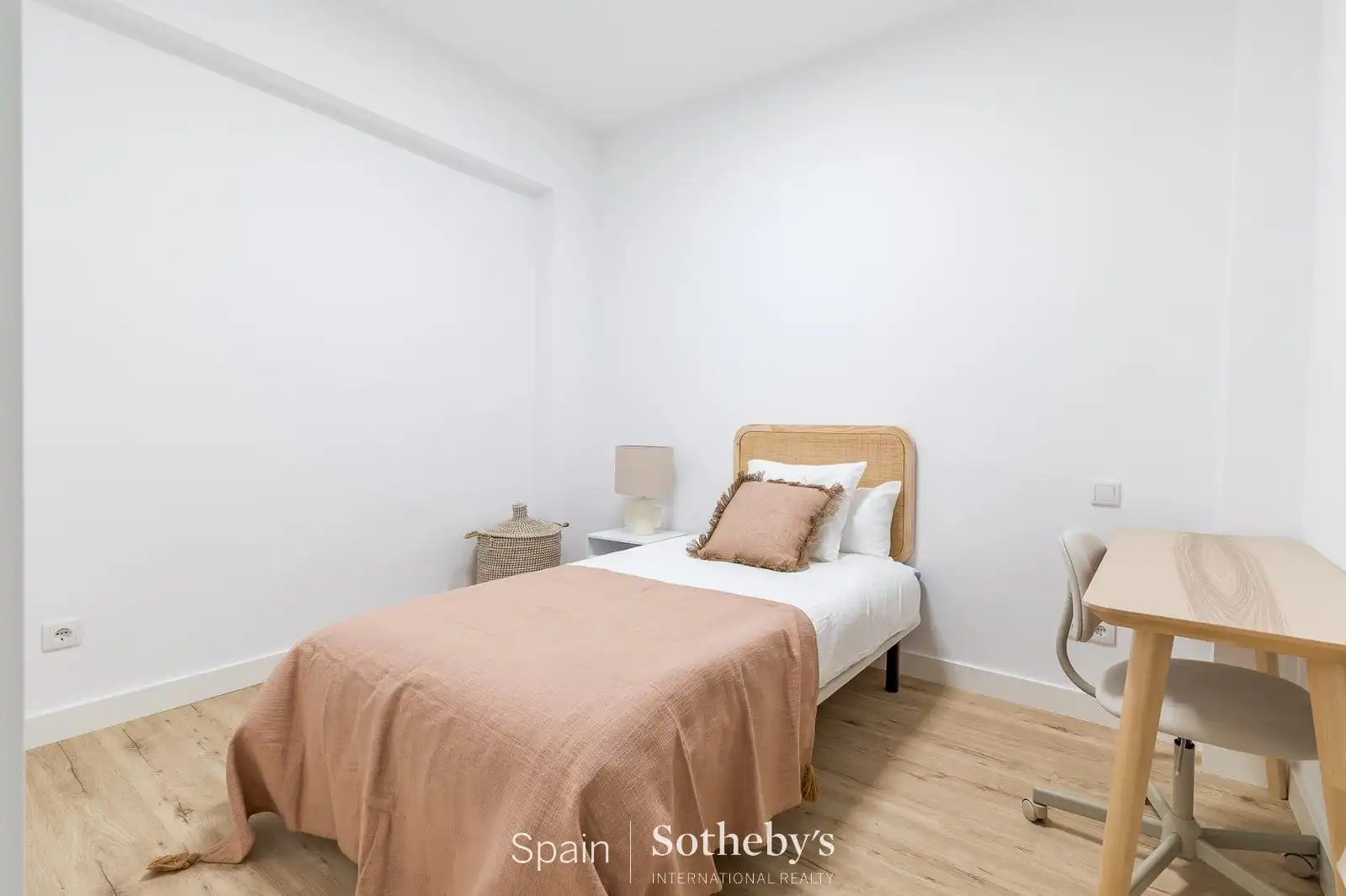 Dormitori de Apartament de lloguer en Madrid amb Aire condicionat, Calefacció i Terrassa