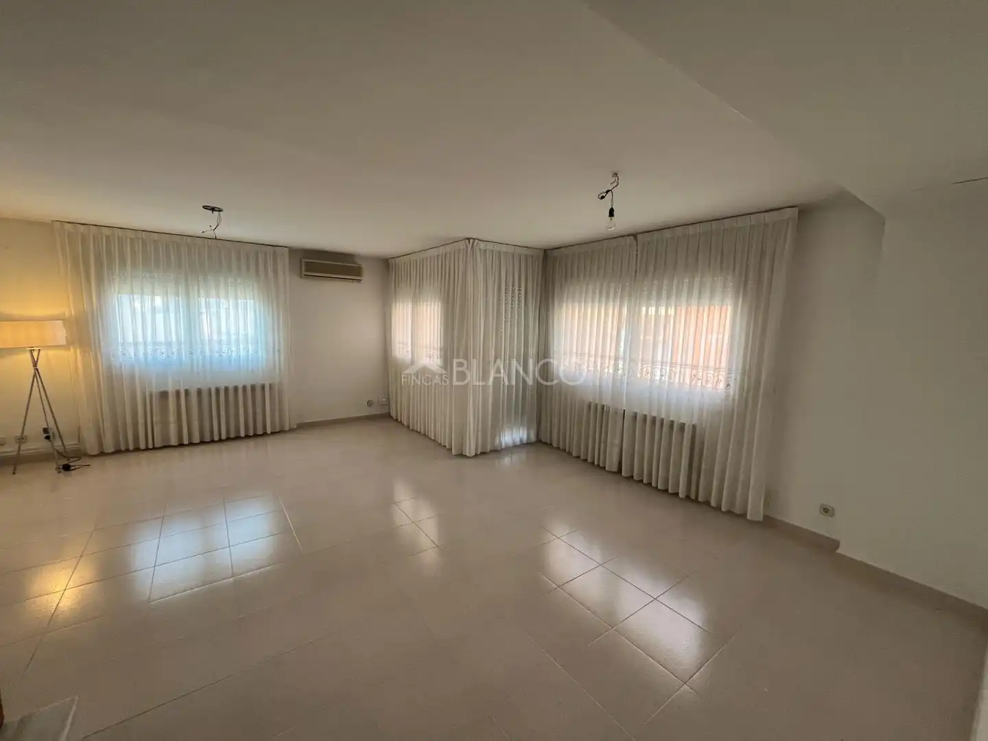 Sala d'estar de Casa o xalet en venda en Sant Andreu de la Barca amb Calefacció, Traster i Piscina comunitària