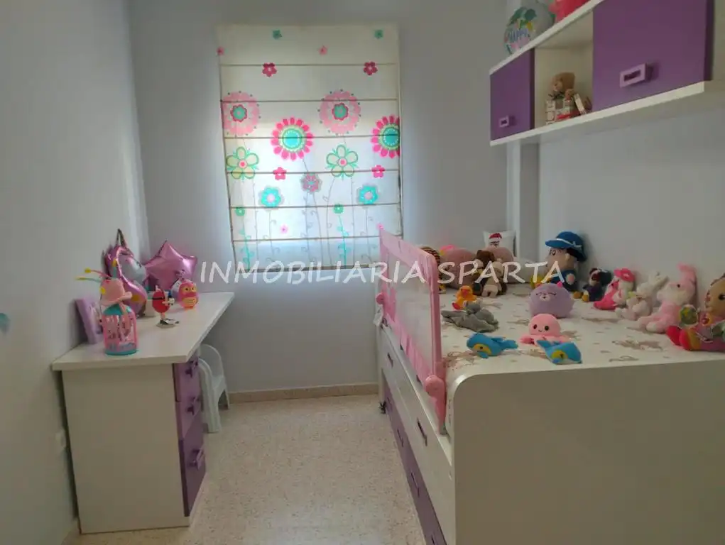 Habitación de Casa adosada en venta en Coria del Río con Aire acondicionado, Terraza y Trastero