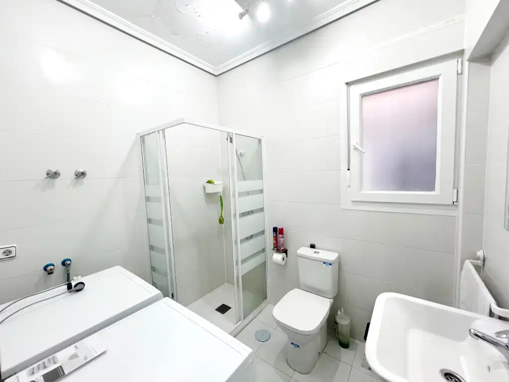 Badezimmer von Wohnung zum Verkauf in Madrid mit Klimaanlage, Heizung und Privatgarten