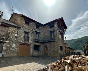 Vista exterior de Casa o xalet en venda en Jasa amb Terrassa i Balcó