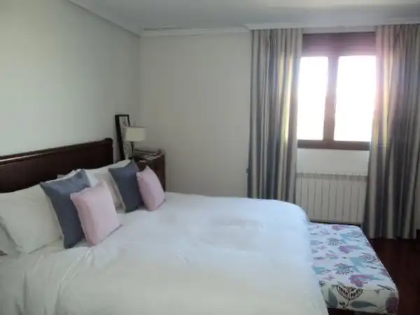 Habitación de Casa adosada en venta en Madrid con Aire acondicionado, Calefacción y Jardín privado