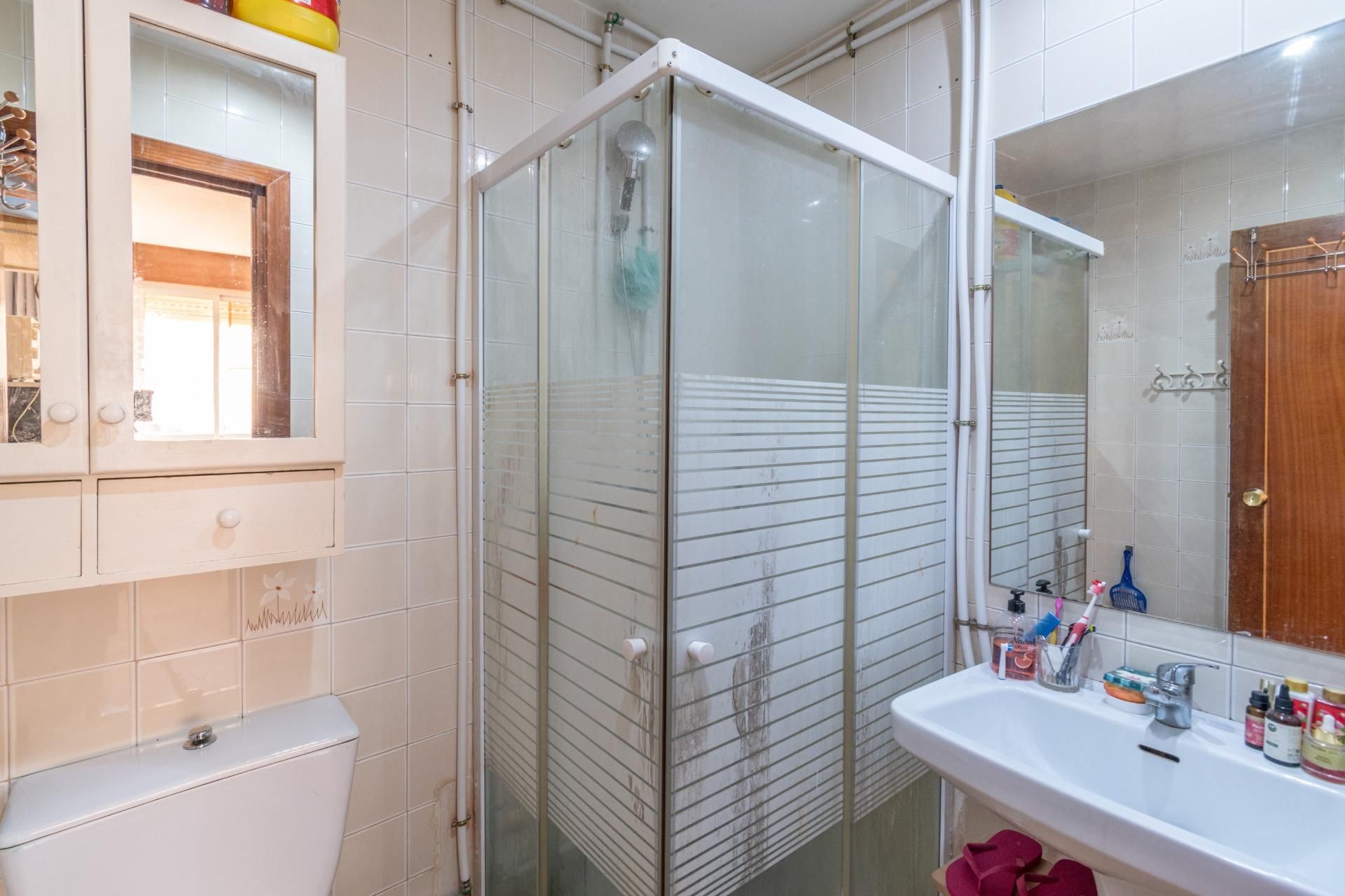 Bathroom of Study for sale in  Granada Capital  with Air Conditioner and Heating