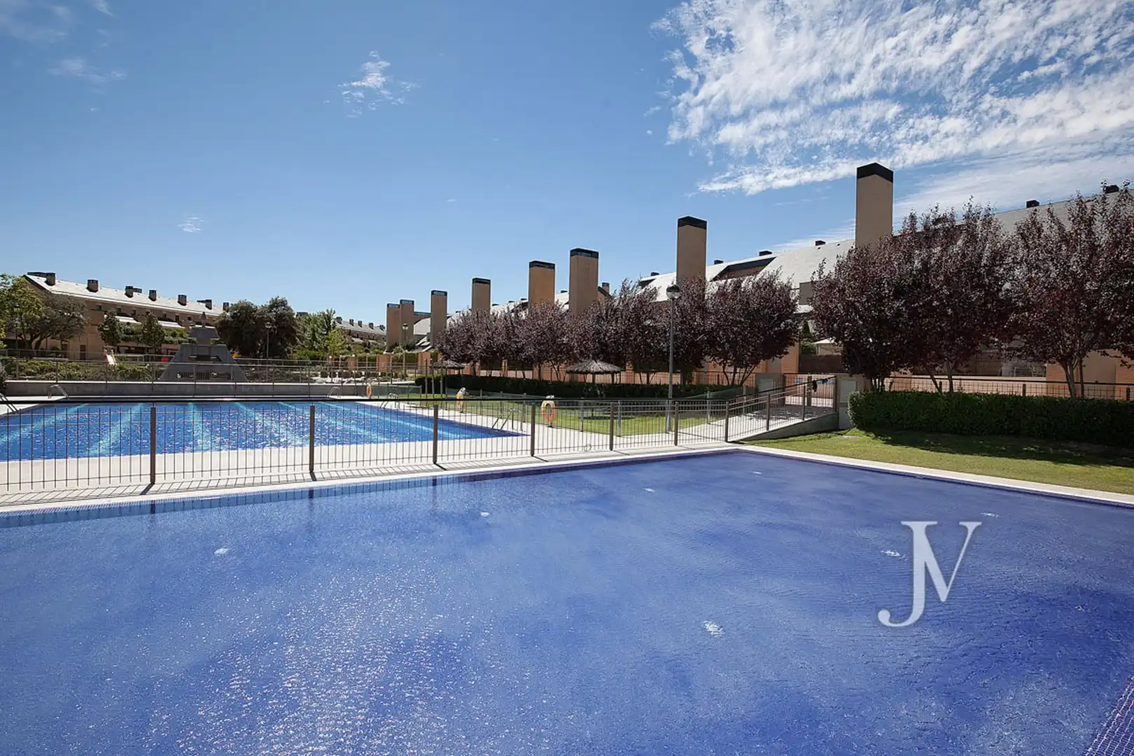 Schwimmbecken von Einfamilien-Reihenhaus zum Verkauf in Pozuelo de Alarcón mit Klimaanlage, Heizung und Privatgarten