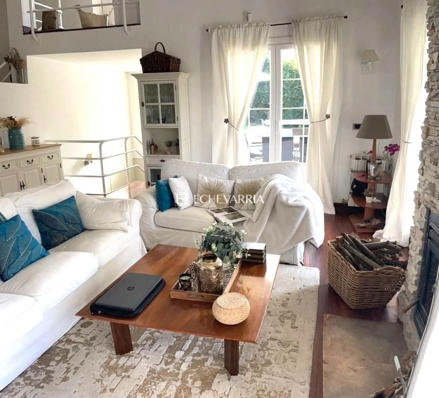 Sala d'estar de Casa o xalet en venda en Plentzia amb Calefacció, Jardí privat i Terrassa