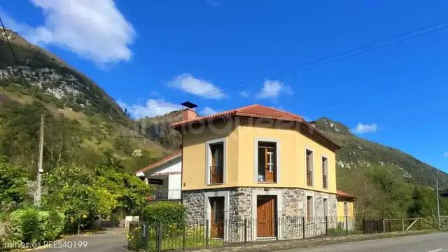 Casa-chalet en Venta en N/A en Santo Adriano