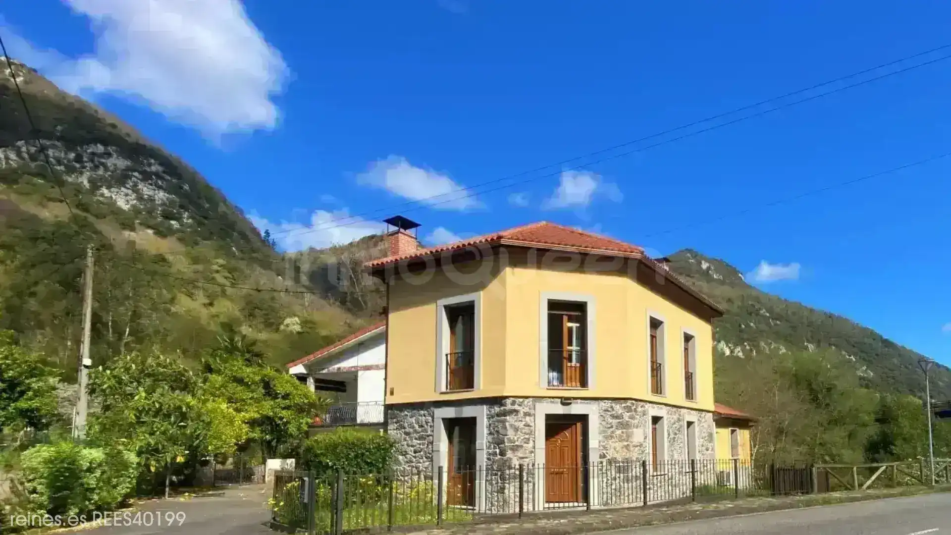 Vista exterior de Casa o xalet en venda en Santo Adriano amb Calefacció, Jardí privat i Terrassa