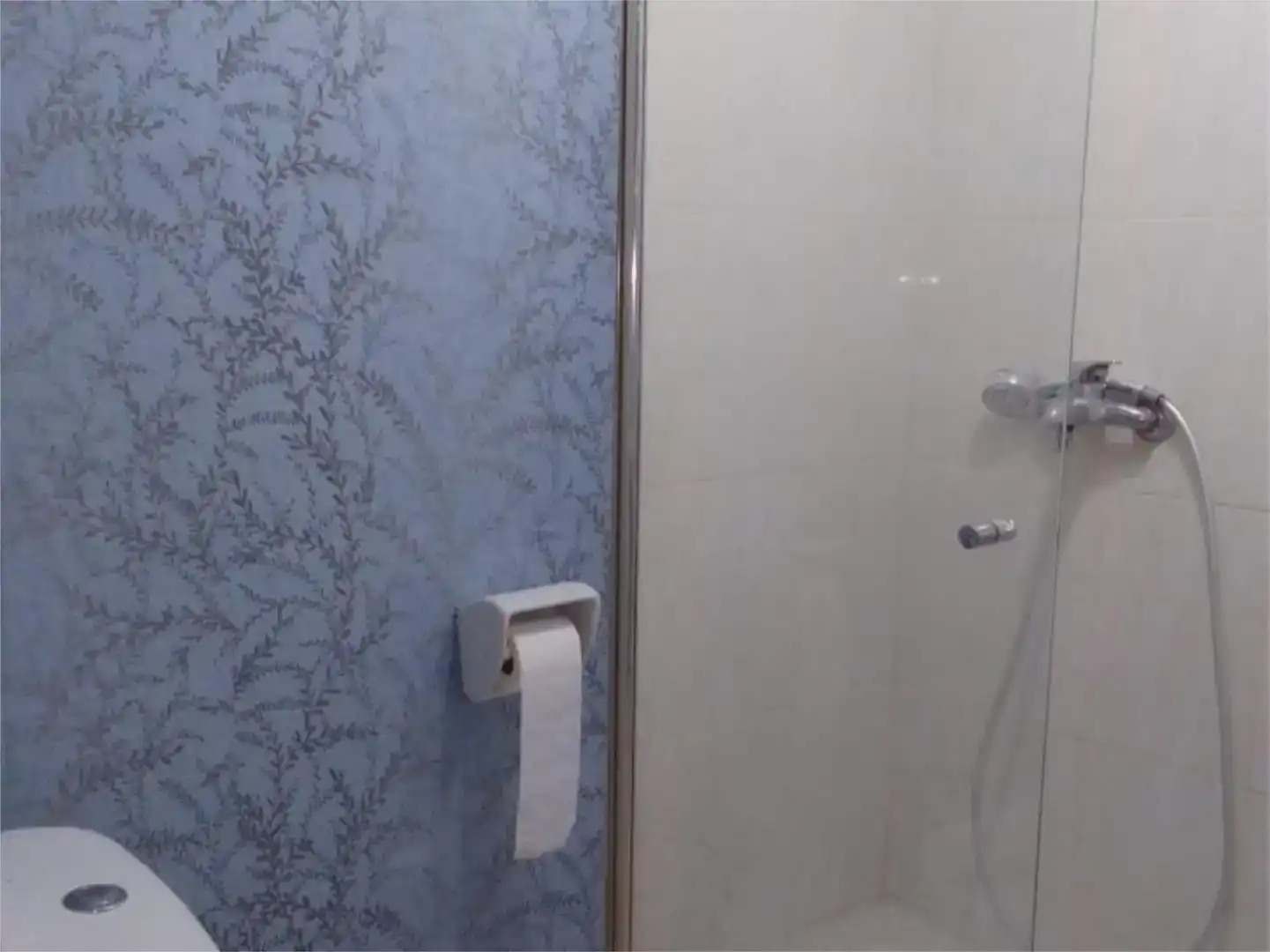 Baño de Estudio de alquiler en Benidorm con Jardín privado, Piscina y Amueblado
