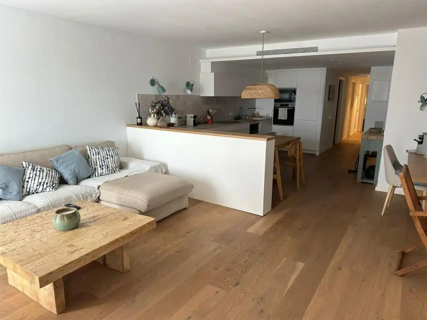 Sala d'estar de Apartament en venda en Cadaqués amb Aire condicionat i Balcó