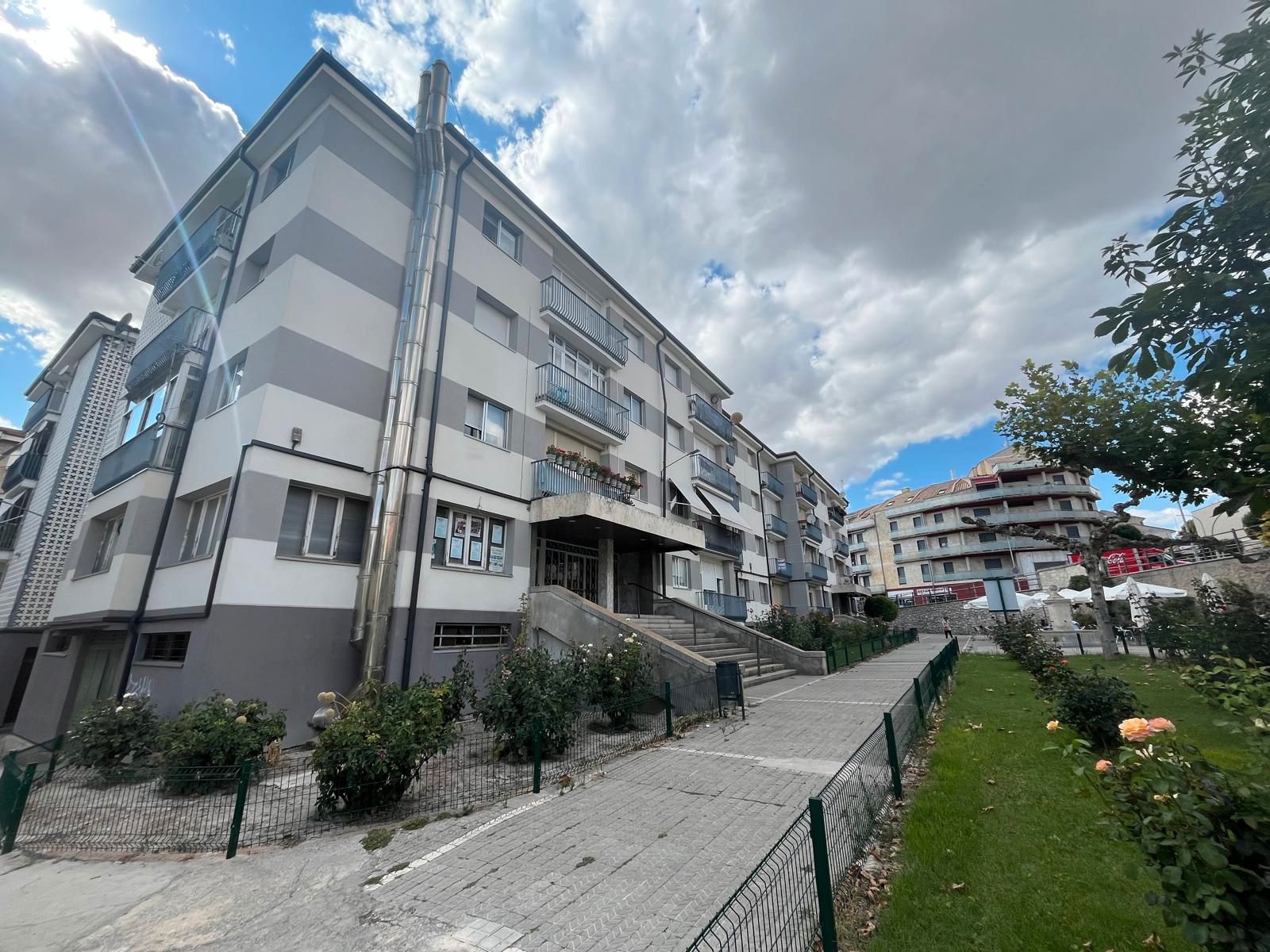 Vista exterior de Piso en venta en Cuéllar con Calefacción, Parquet y Trastero