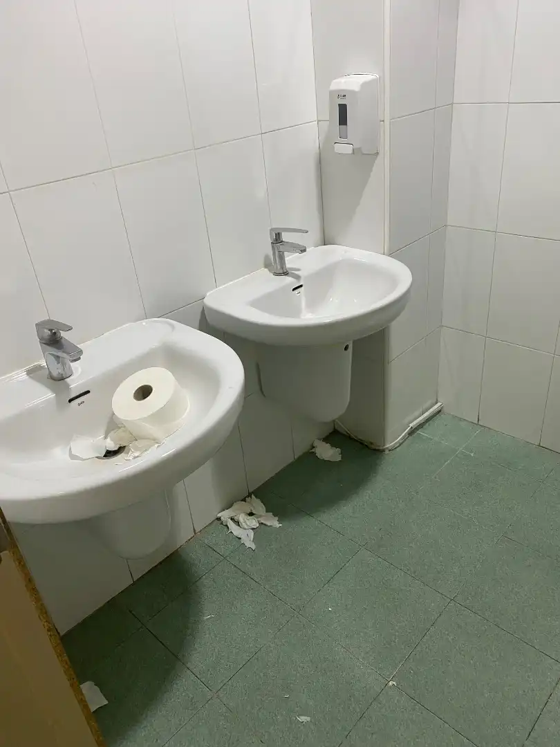 Bany de Local en venda en Albacete amb Aire condicionat, Calefacció i Moblat
