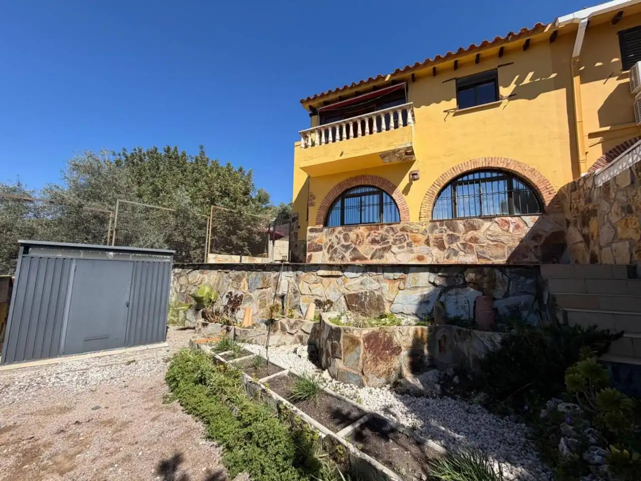 Vista exterior de Casa adosada en venda en Borriol amb Aire condicionat, Calefacció i Jardí privat