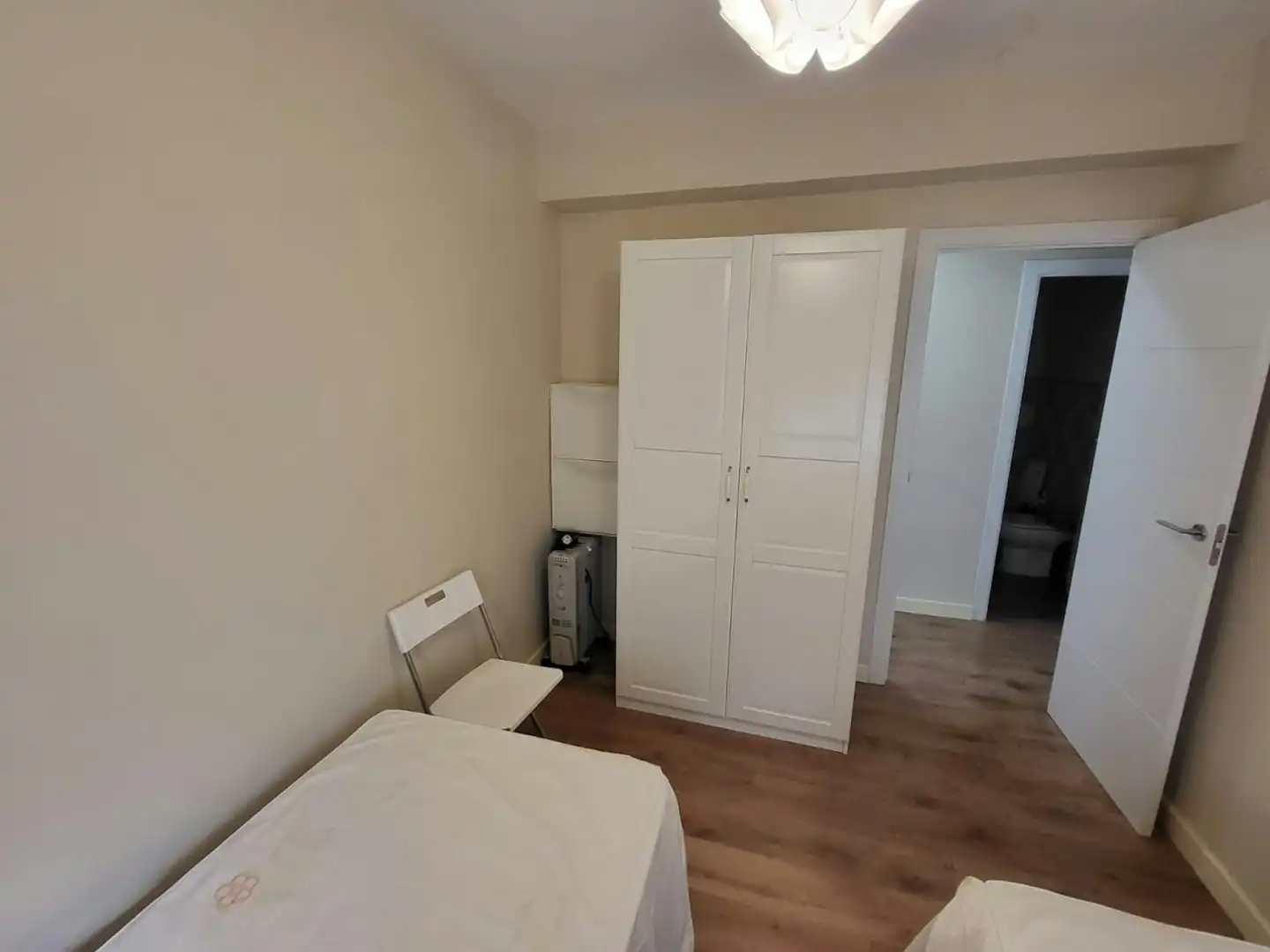 Bedroom of Flat for share in  Sevilla Capital  with Air Conditioner, Furnished and Washing machine