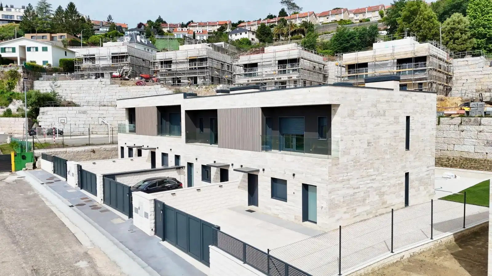 Vista exterior de Casa adosada en venda en Poio amb Jardí privat, Terrassa i Traster