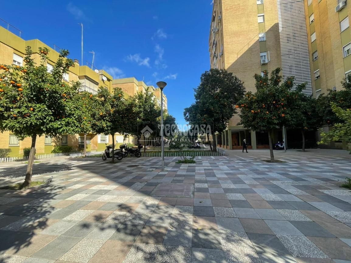 Vista exterior de Pis en venda en  Sevilla Capital amb Aire condicionat