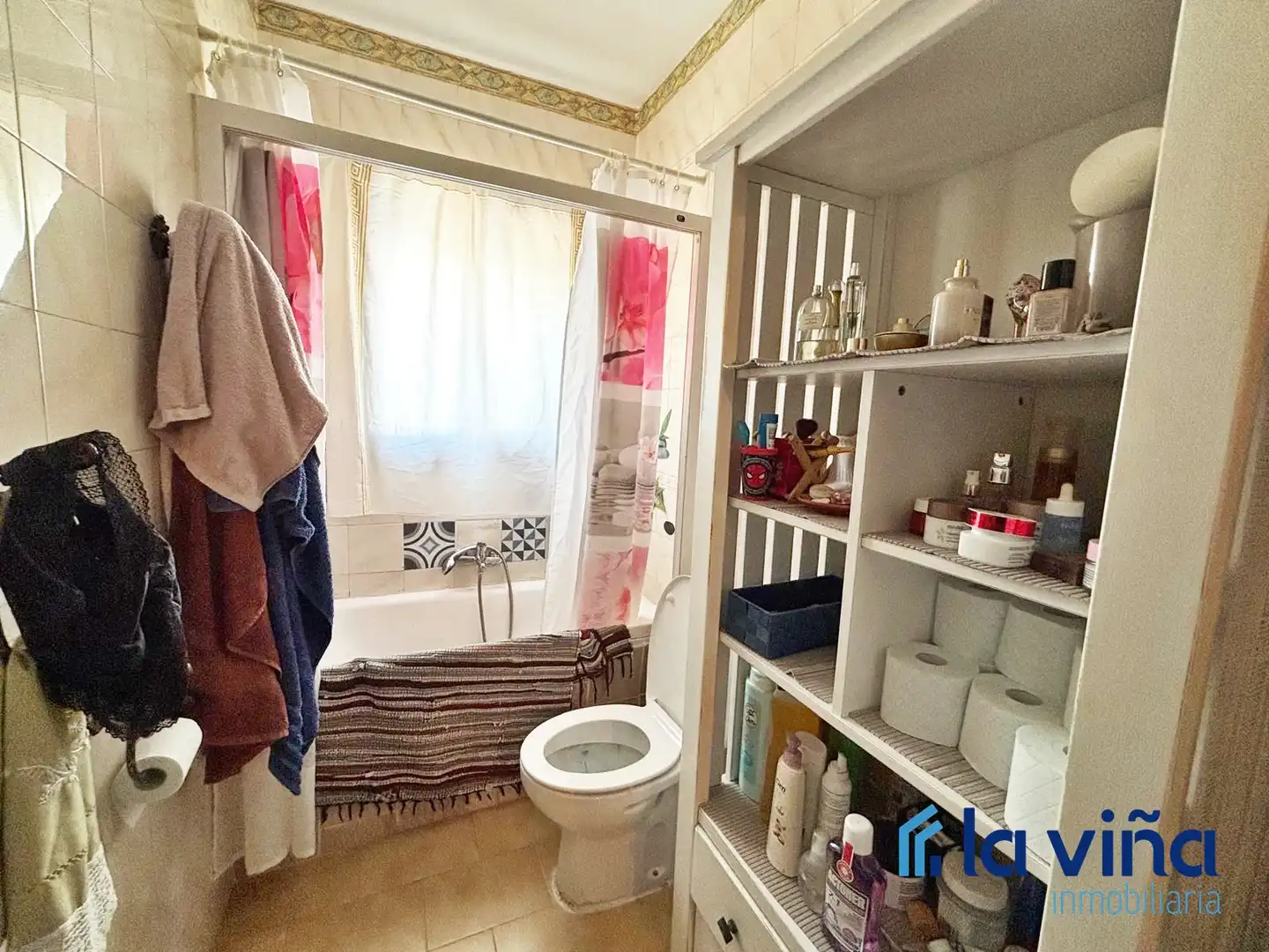 Bany de Casa o xalet en venda en Cuevas Bajas amb Terrassa, Traster i Moblat