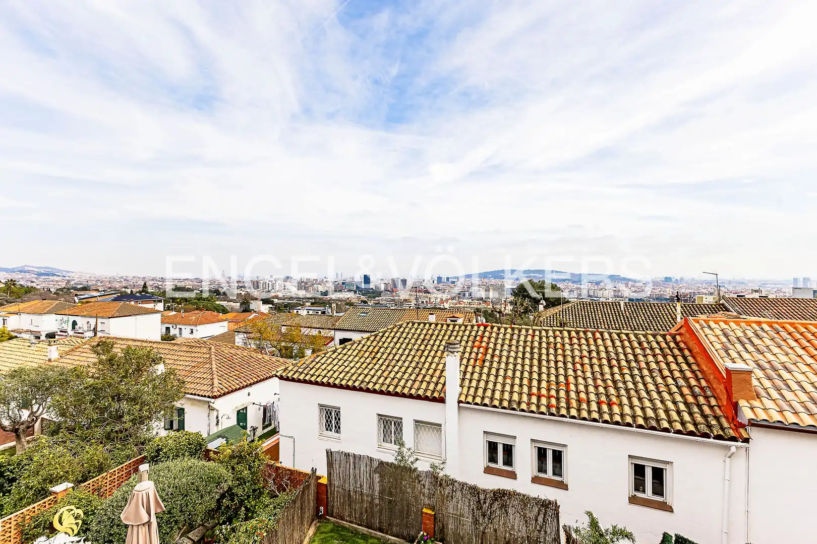 Vista exterior de Casa adosada en venda en Barcelona amb Aire condicionat, Calefacció i Jardí privat
