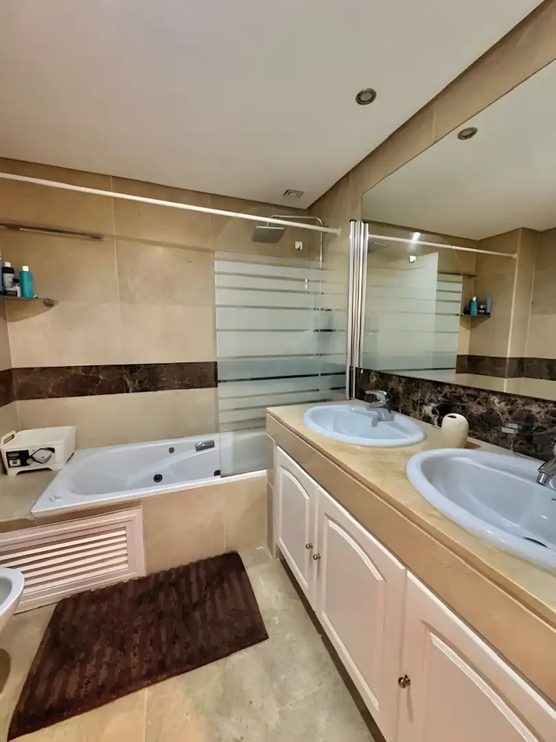 Badezimmer von Dachboden zum Verkauf in Marbella mit Klimaanlage, Terrasse und Schwimmbad