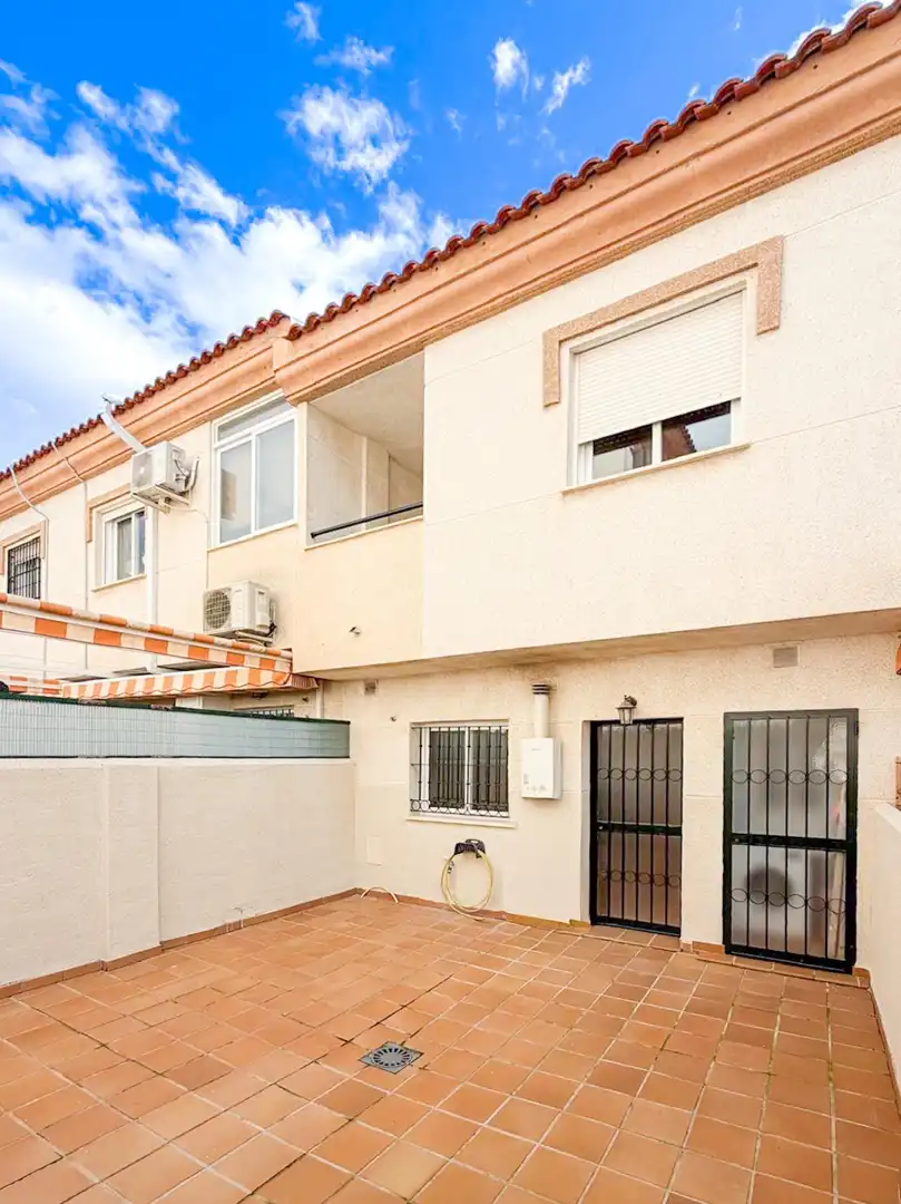 Vista exterior de Casa adosada en venda en Alhaurín de la Torre amb Aire condicionat, Jardí privat i Terrassa