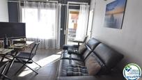 Sala d'estar de Apartament en venda en Roses amb Jardí privat