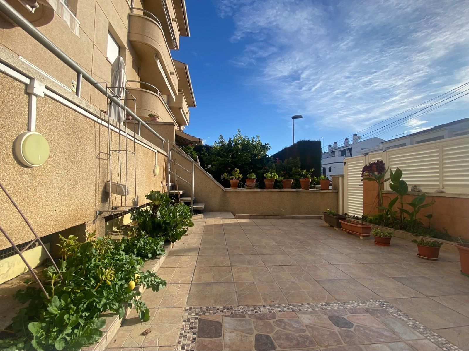 Exterior view of Planta baja for sale in Cunit  with Air Conditioner, Private garden and Terrace
