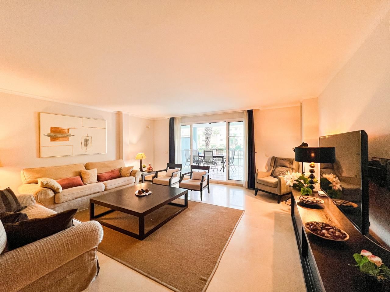 Sala d'estar de Apartament en venda en Sotogrande amb Aire condicionat, Calefacció i Jardí privat