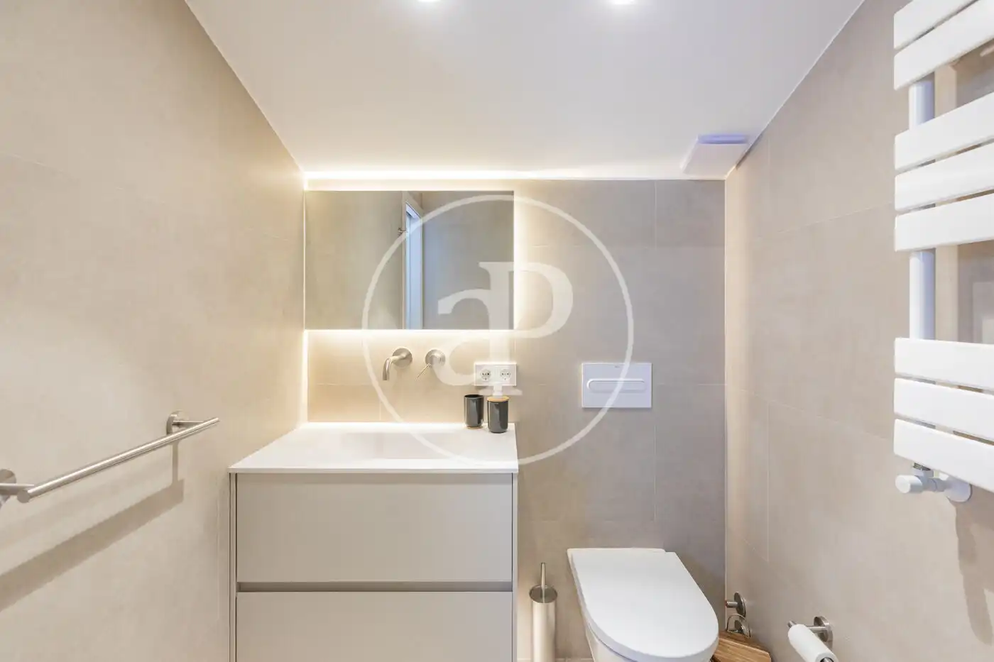 Bathroom of Flat for sale in Madrid  with Air Conditioner, Heating and Furnished