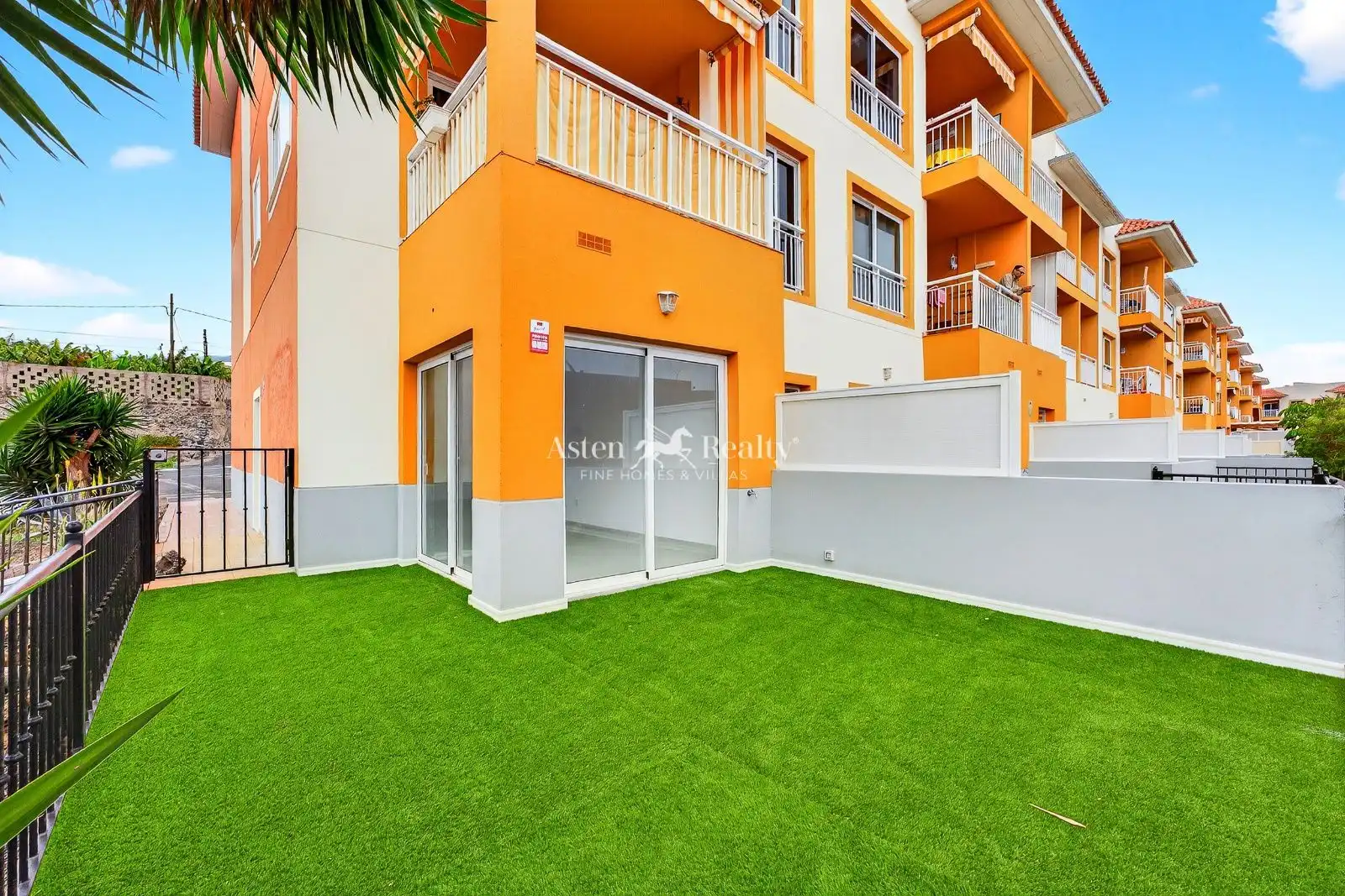 Vista exterior de Apartament en venda en Adeje amb Terrassa, Piscina i Piscina comunitària