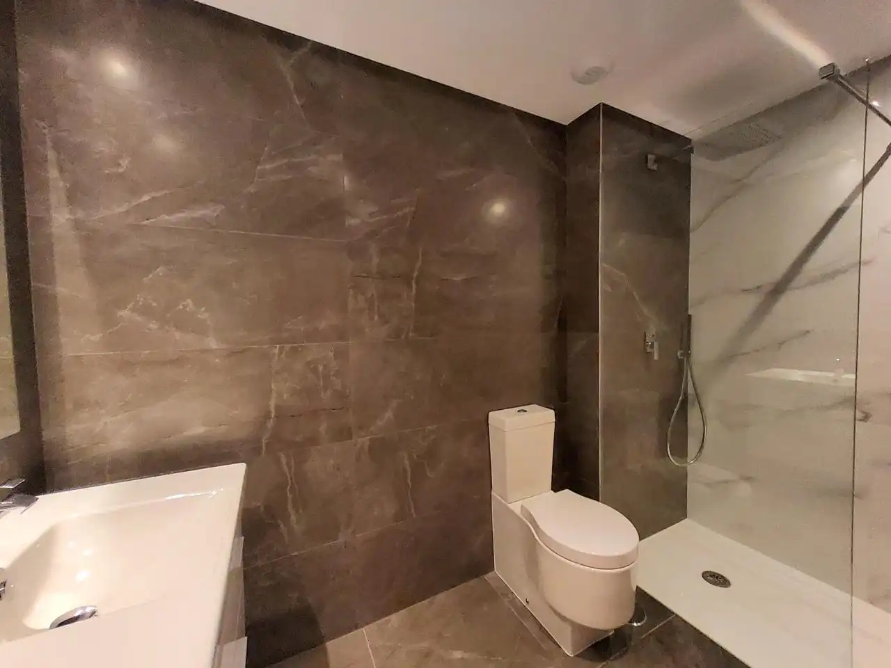 Baño de Apartamento en venta en Sotogrande con Aire acondicionado, Terraza y Amueblado