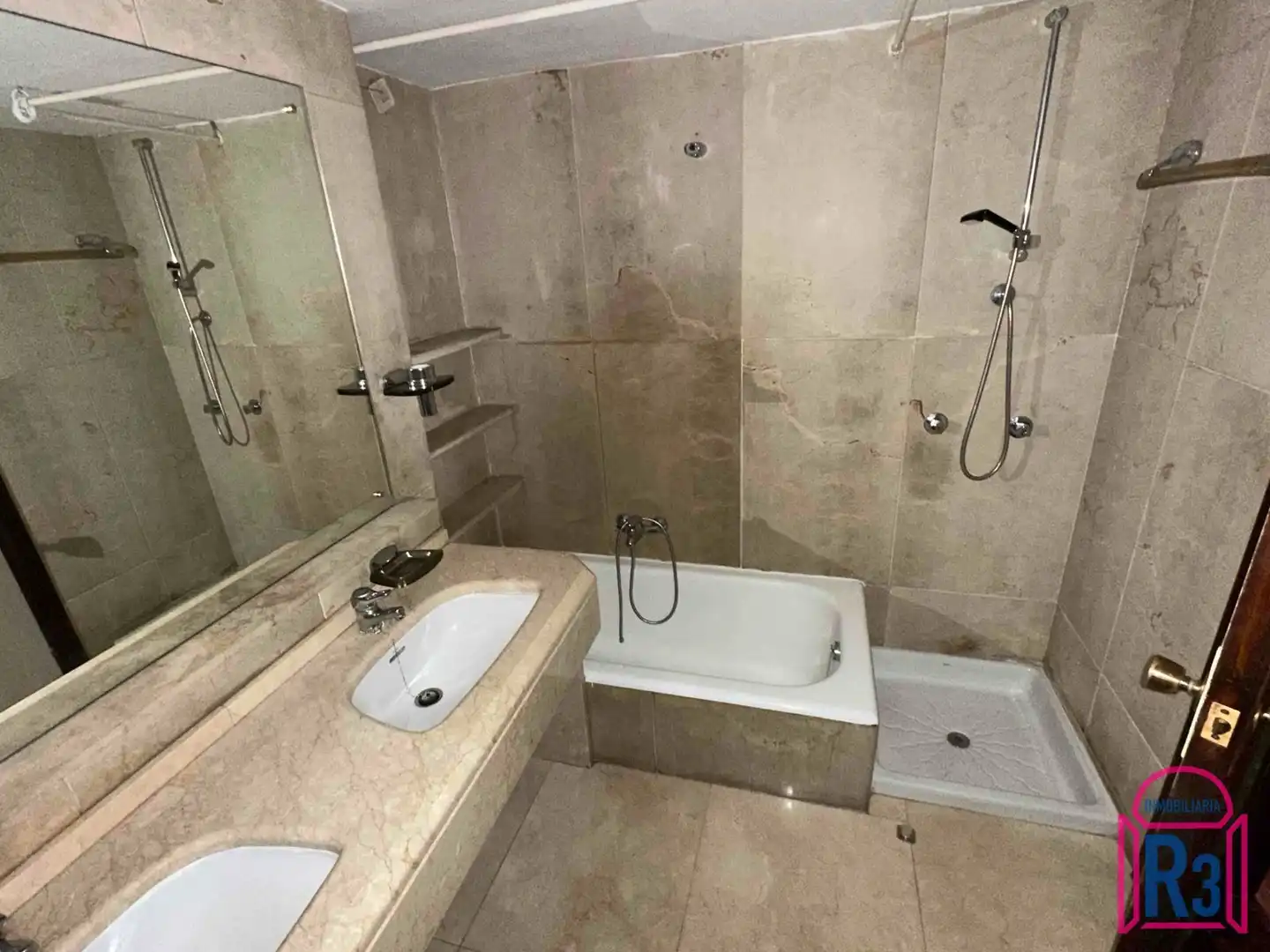 Baño de Piso de alquiler en León Capital  con Calefacción y Terraza