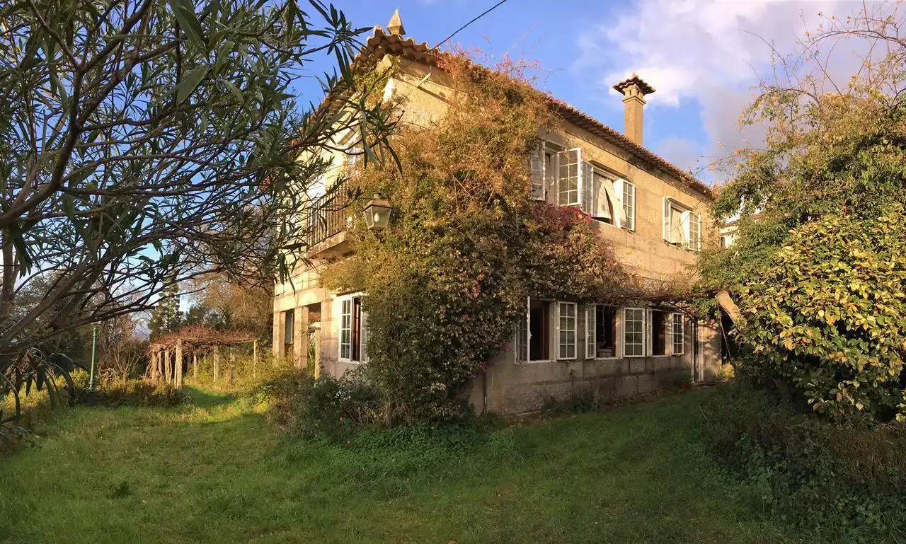 Vista exterior de Casa o xalet en venda en Vigo  amb Calefacció, Jardí privat i Terrassa