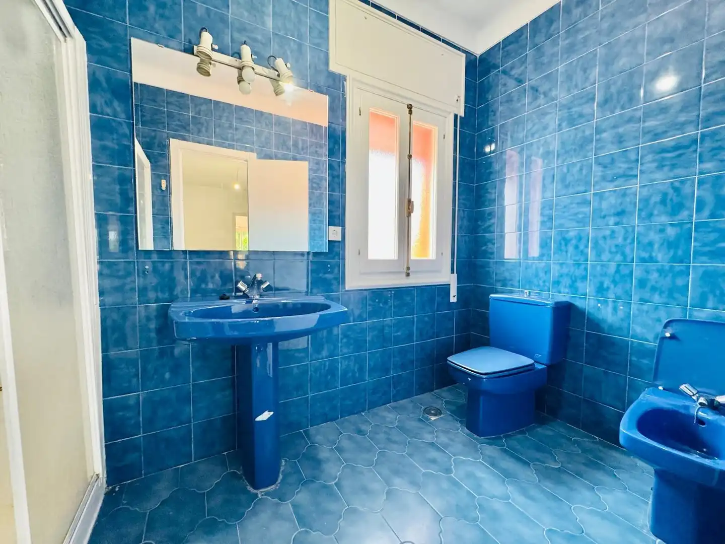 Bathroom of Houses for sale in Algeciras  with Private garden and Swimming Pool