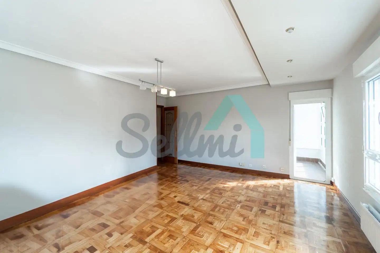 Sala d'estar de Pis en venda en Oviedo  amb Calefacció, Parquet i Terrassa