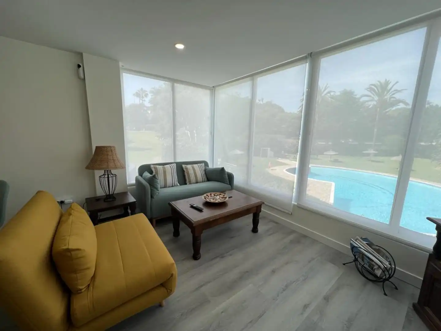 Wohnzimmer von Wohnungen zur Miete in Estepona mit Klimaanlage, Terrasse und Schwimmbad