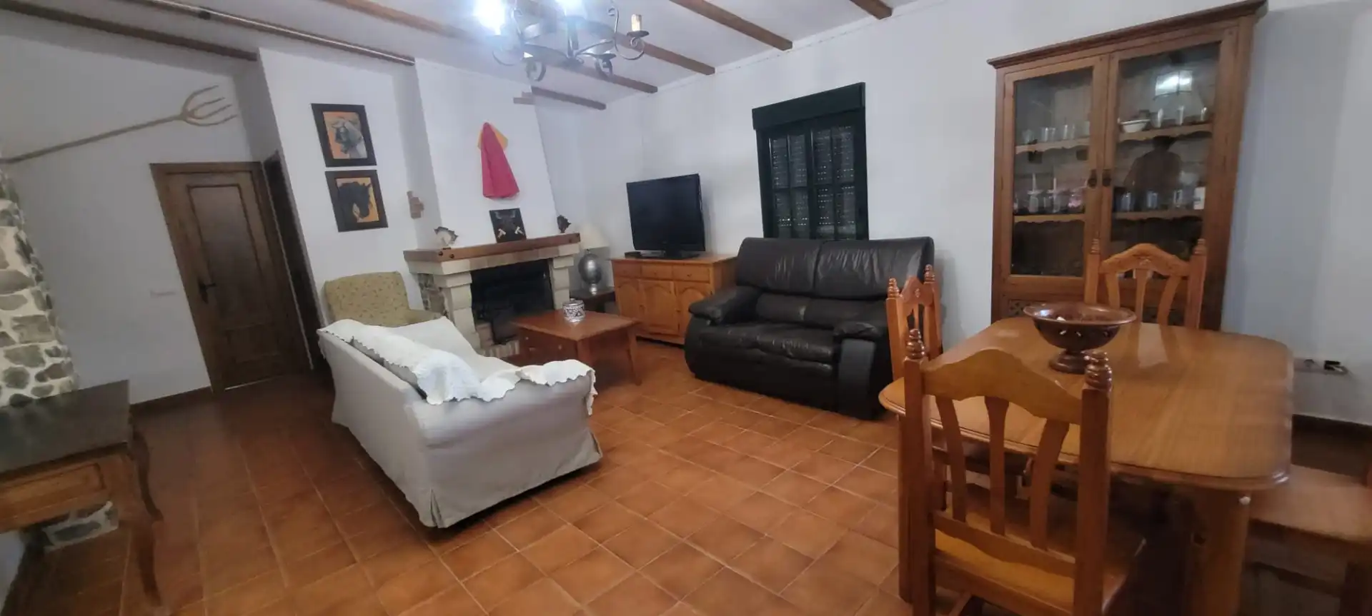 Sala d'estar de Finca rústica en venda en Los Barrios amb Jardí privat, Piscina i Moblat