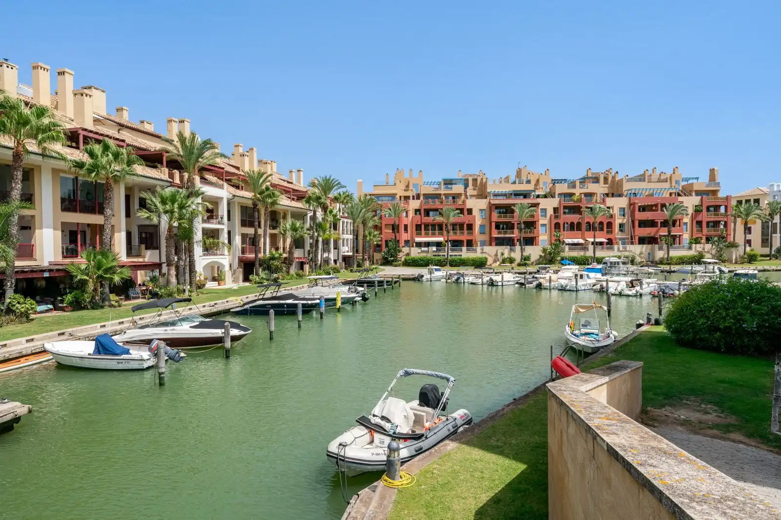Vista exterior de Pis en venda en Sotogrande amb Aire condicionat, Terrassa i Traster