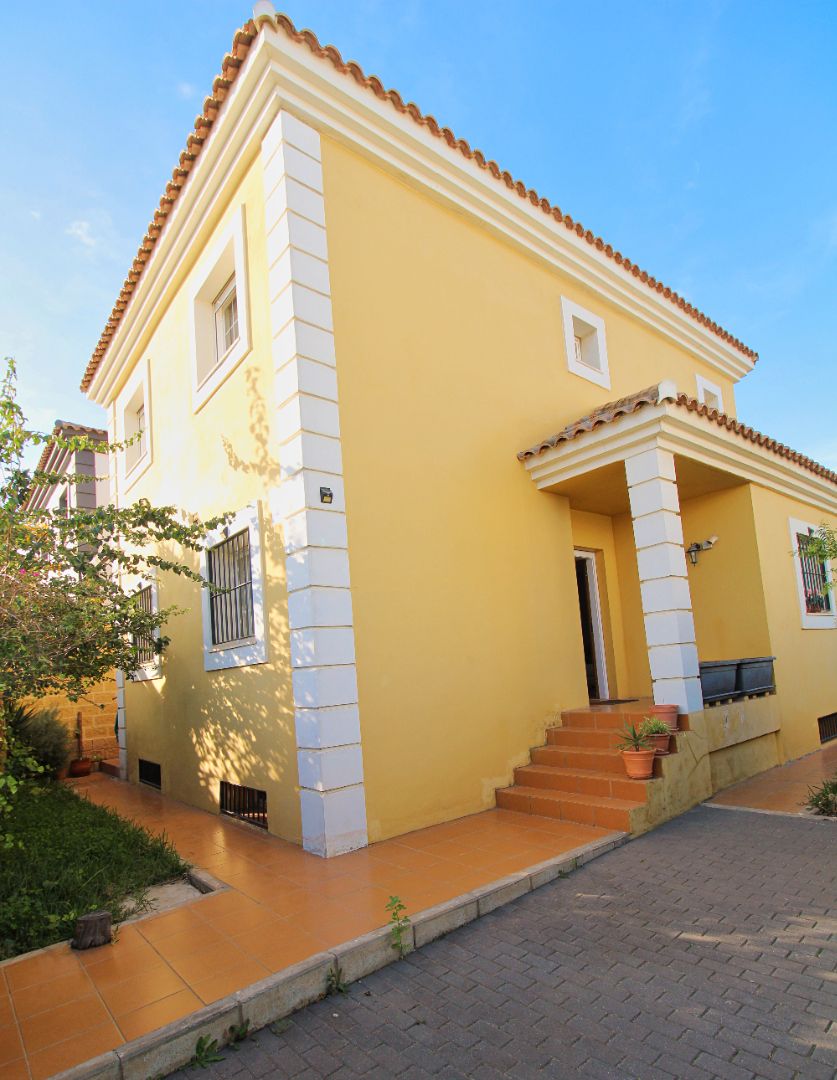 Vista exterior de Casa o xalet en venda en Alhaurín de la Torre amb Aire condicionat, Jardí privat i Terrassa