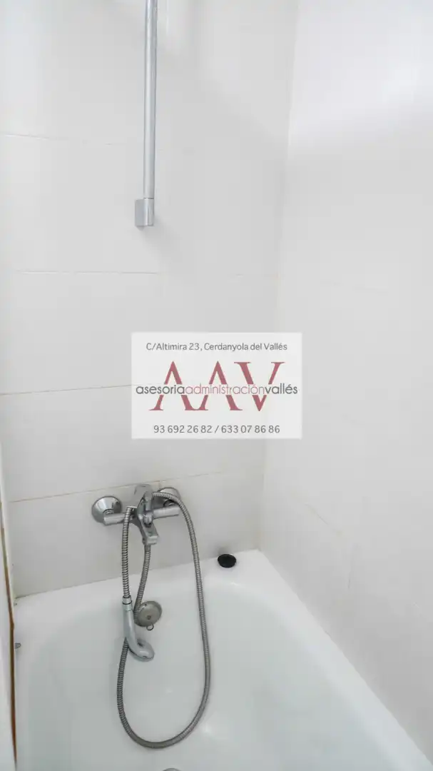 Bany de Local en venda en Cerdanyola del Vallès amb Aire condicionat, Calefacció i Moblat