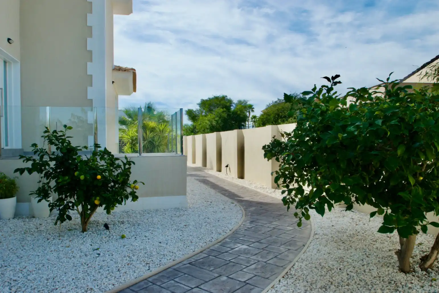 Vista exterior de Casa o xalet en venda en L'Alfàs del Pi amb Aire condicionat, Calefacció i Jardí privat