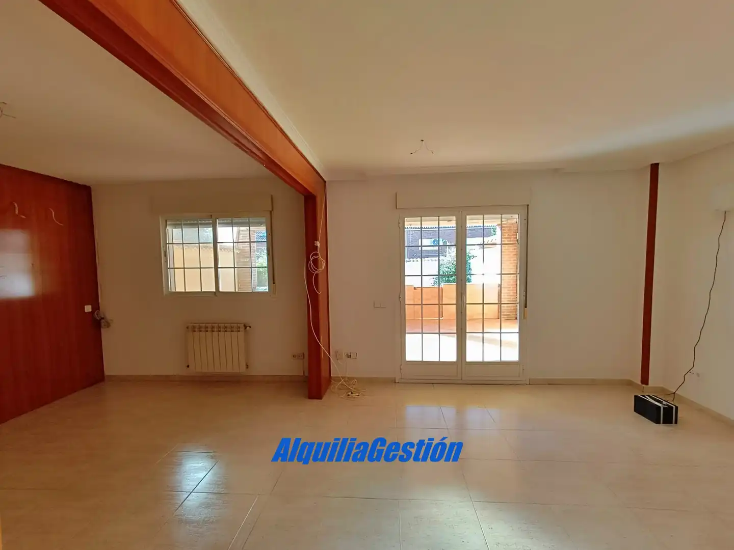 Adossat amb jardí en venda a Calle los Rosales