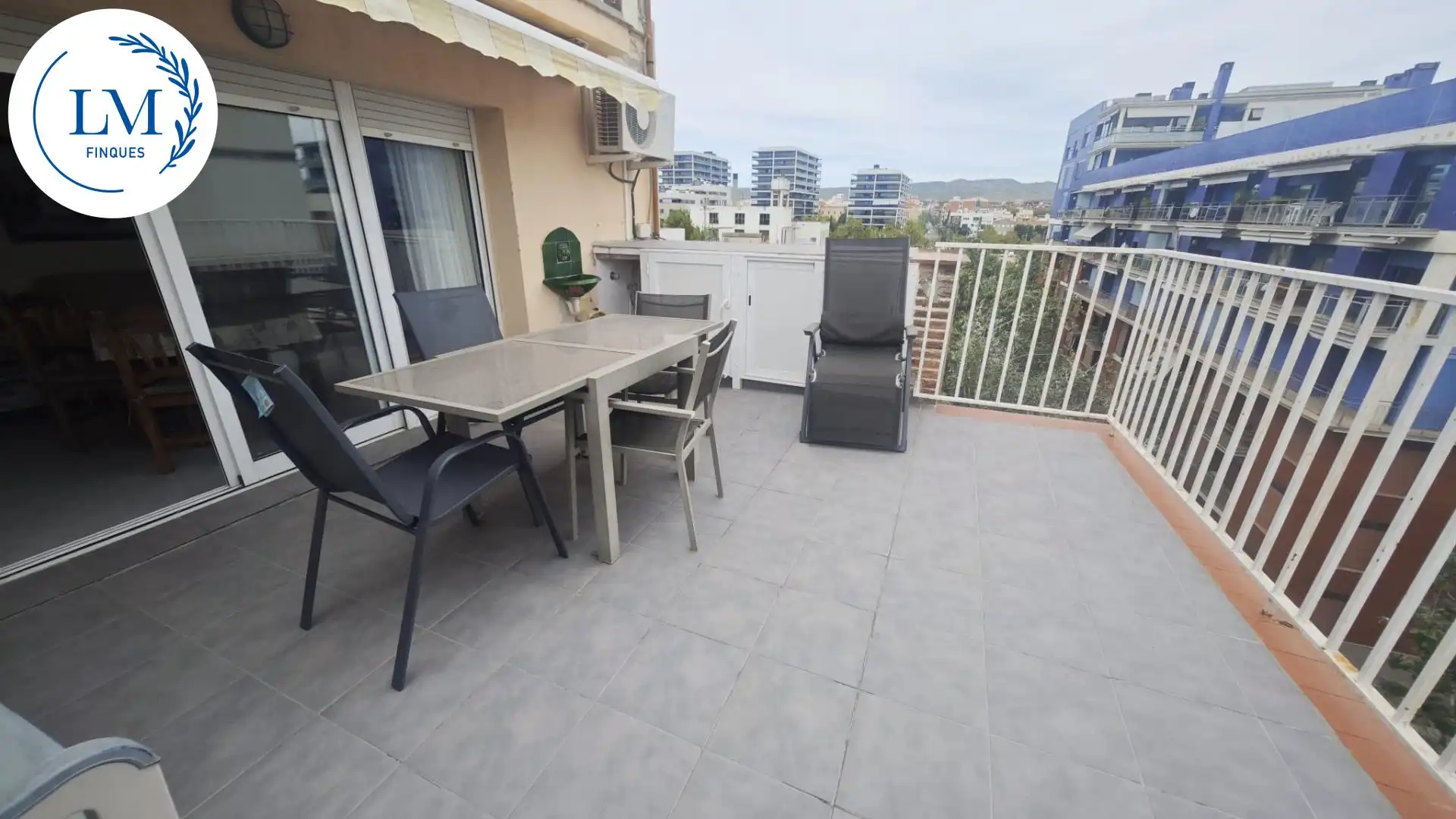 Terrasse von Dachboden zur Miete in Vilanova i la Geltrú mit Klimaanlage, Terrasse und Möbliert