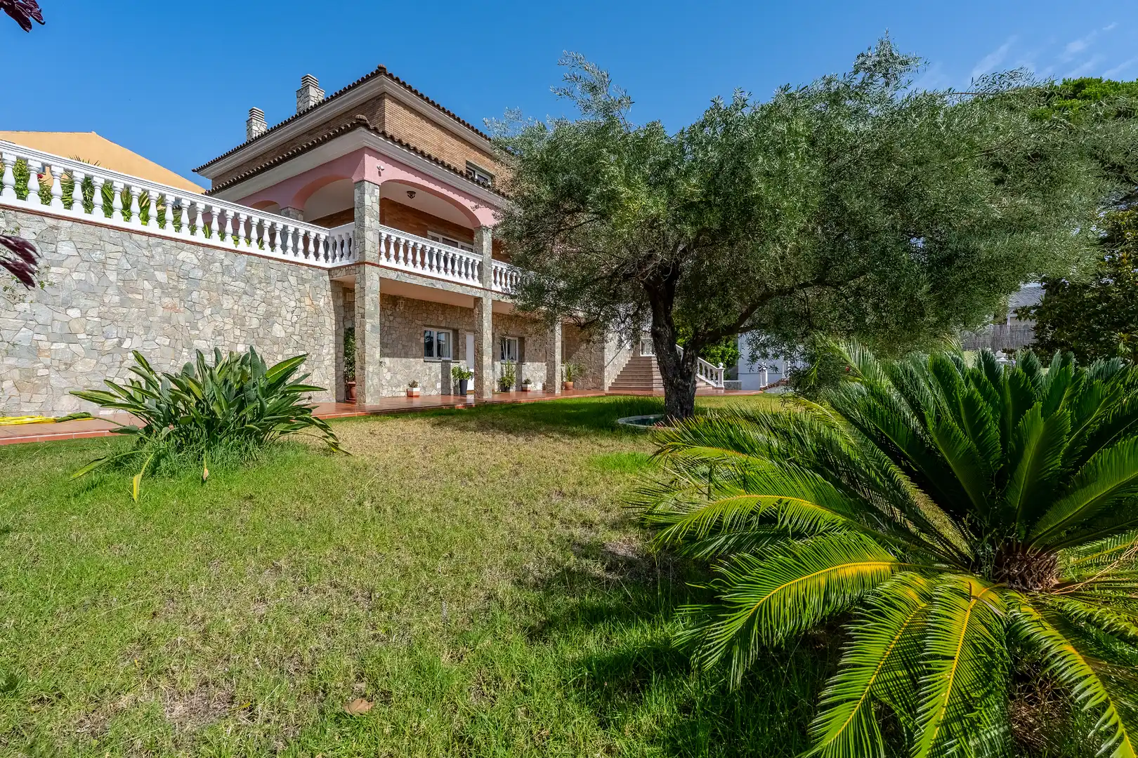 Vista exterior de Casa o chalet en venta en Badalona con Aire acondicionado, Calefacción y Jardín privado