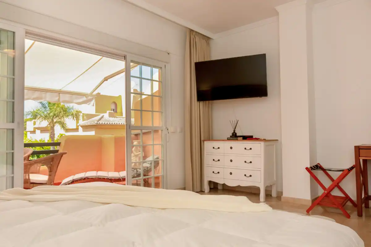 Dormitori de Casa adosada en venda en Marbella amb Aire condicionat i Alarma