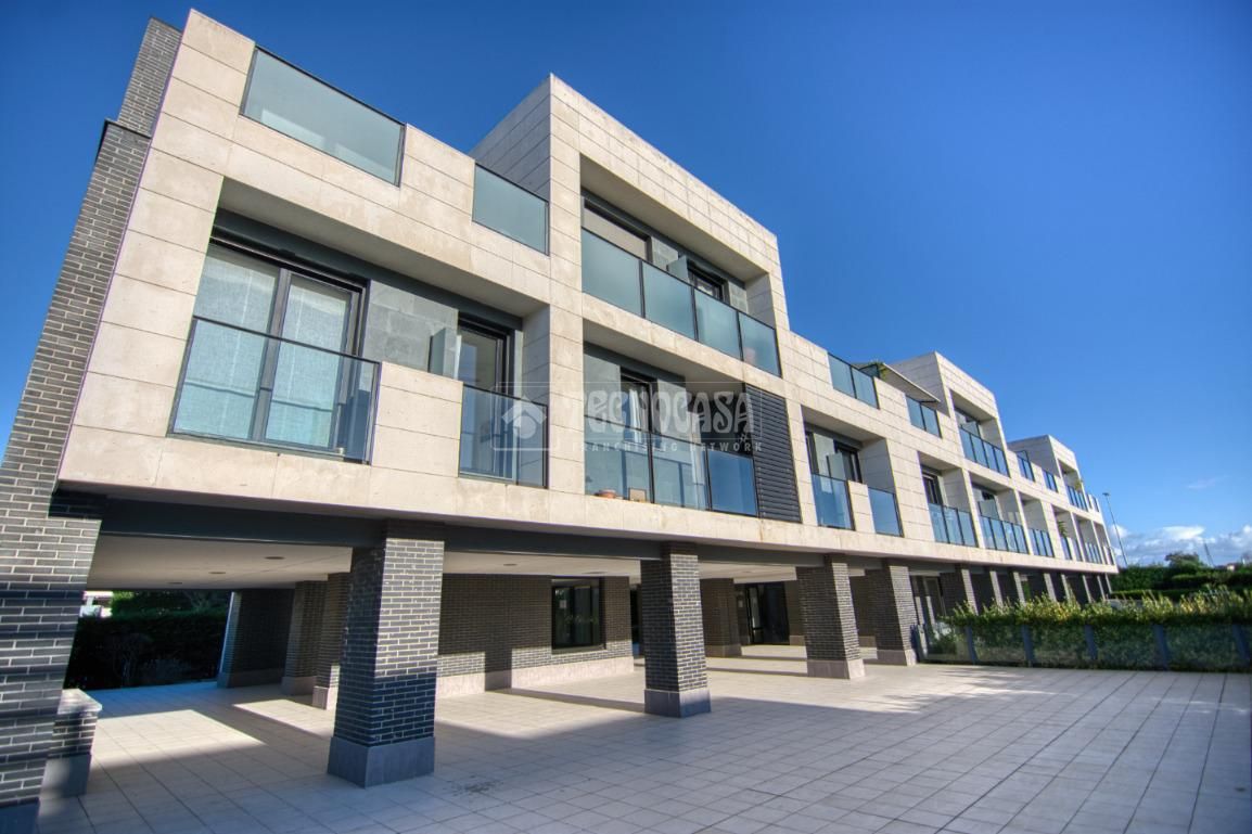 Vista exterior de Pis en venda en Santander amb Parquet, Terrassa i Balcó