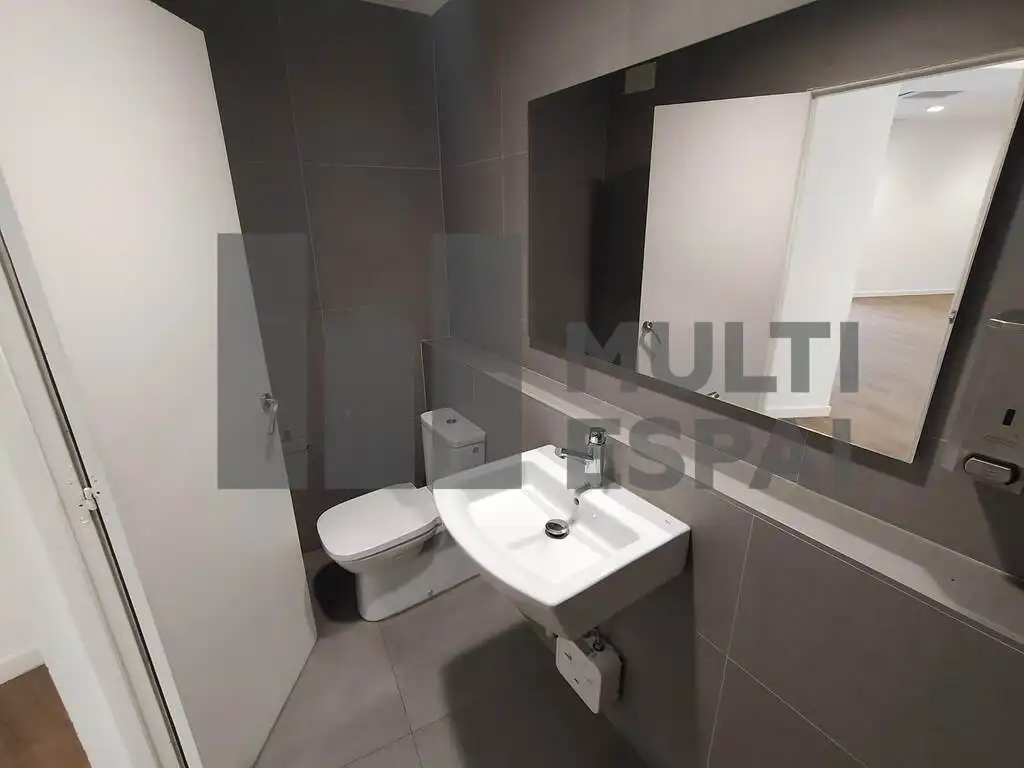 Baño de Local de alquiler en Barcelona con Aire acondicionado