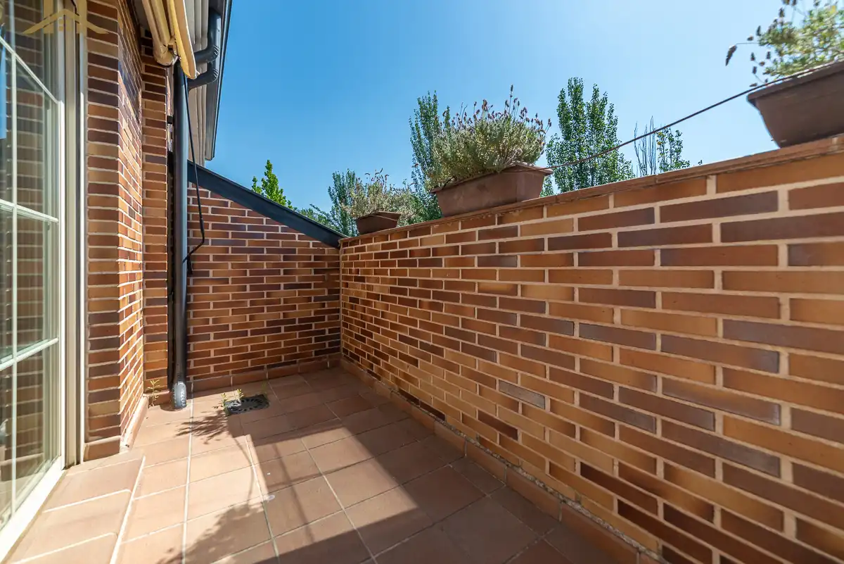 Terrassa de Casa adosada en venda en Boadilla del Monte amb Aire condicionat, Calefacció i Jardí privat